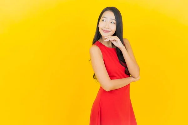 Portrét Krásná Mladá Asijská Žena Nosit Červené Šaty Úsměv Akcí — Stock fotografie