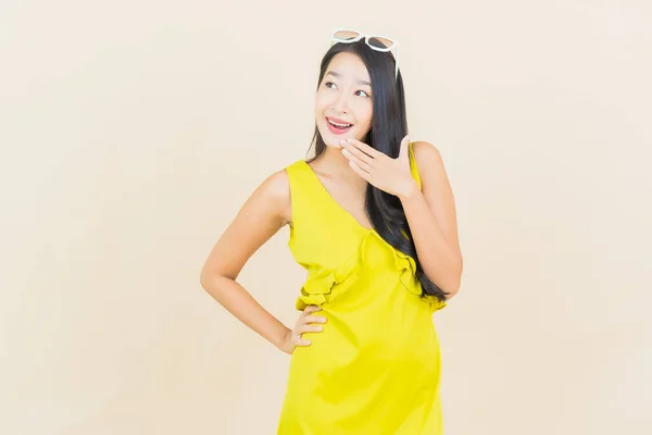 Porträt Schöne Junge Asiatische Frau Lächeln Mit Aktion Auf Sahne — Stockfoto
