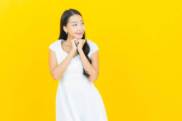 Porträtt Vacker Ung Asiatisk Kvinna Leende Med Åtgärder Gul Färg — Stockfoto