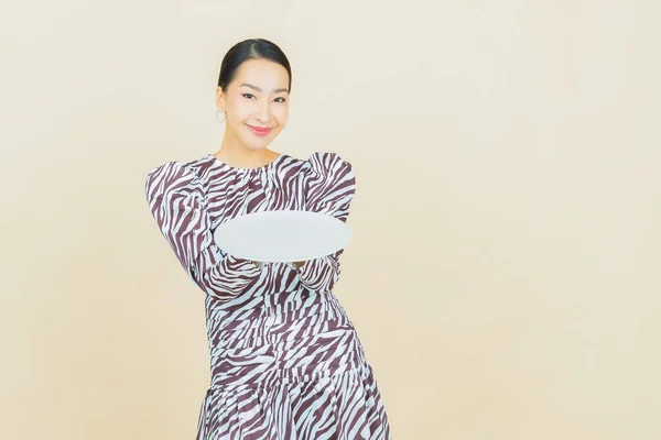 Porträtt Vacker Ung Asiatisk Kvinna Leende Med Tom Tallrik Skålen — Stockfoto