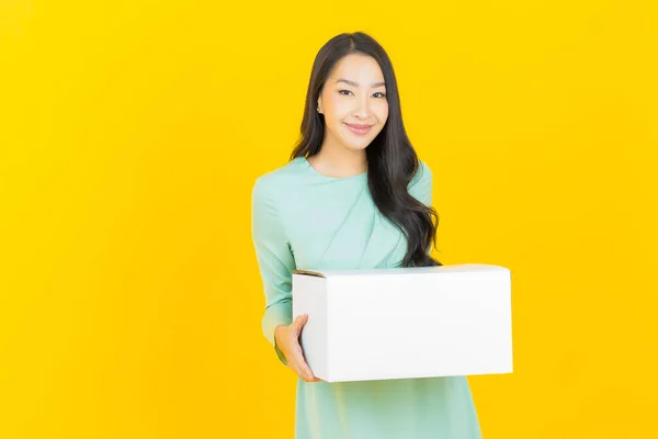 Porträt Schöne Junge Asiatische Frau Mit Schachtel Versandfertig Auf Farbigem — Stockfoto