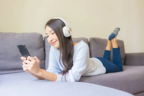 Porträt Schöne Junge Asiatische Frau Verwenden Smartphone Kopfhörer Zum Musikhören — Stockfoto