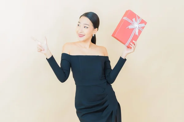 Portret Mooie Jonge Aziatische Vrouw Glimlach Met Rode Geschenkdoos Kleur — Stockfoto