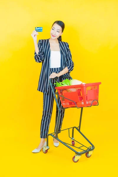 Potret Wanita Muda Asia Yang Cantik Tersenyum Dengan Keranjang Belanjaan — Stok Foto