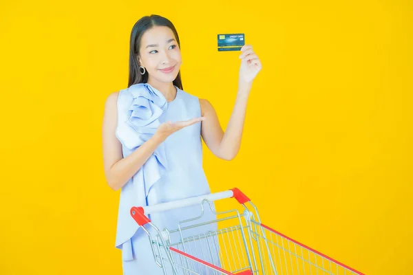 Potret Wanita Muda Asia Yang Cantik Tersenyum Dengan Keranjang Belanjaan — Stok Foto