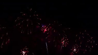 Gece gökyüzünde patlayan havai fişeklerin yakın çekim görüntüleri.