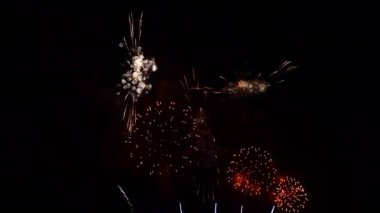 Gece gökyüzünde patlayan havai fişeklerin yakın çekim görüntüleri.