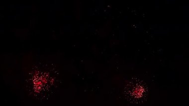 Gece gökyüzünde patlayan havai fişeklerin yakın çekim görüntüleri.