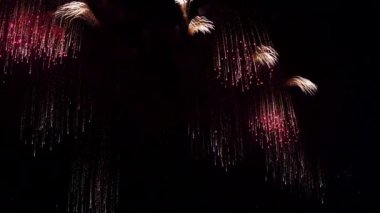 Gece gökyüzünde patlayan havai fişeklerin yakın çekim görüntüleri.