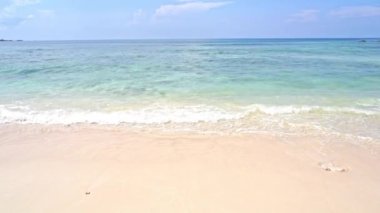 Güzel dalgalı denizin sakin görüntüleri.