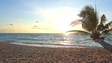 Güzel dalgalı denizin sakin görüntüleri.