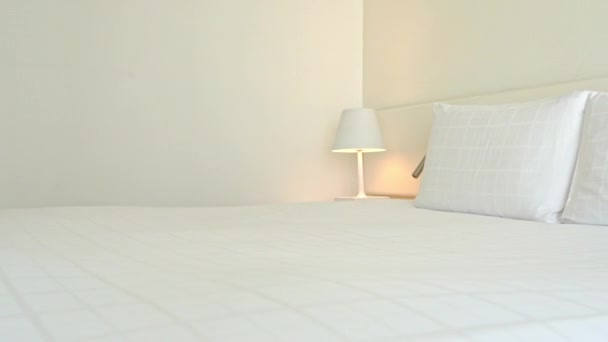 ホテルリゾートの美しい高級ベッドルームのインテリア — ストック動画