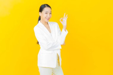 Portre güzel Asyalı kadın gülümsüyor. Renkli arka planda hareket var.