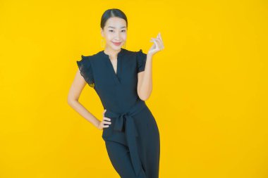 Portre güzel Asyalı kadın gülümsüyor. Renkli arka planda hareket var.