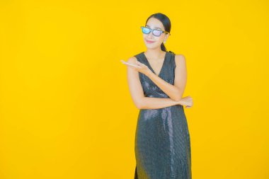 Güzel bir Asyalı kadın portresi. Arka planda 3 boyutlu gözlük takıyor.