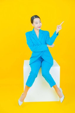 Portre güzel Asyalı kadın gülümsüyor. Renkli arka planda hareket var.