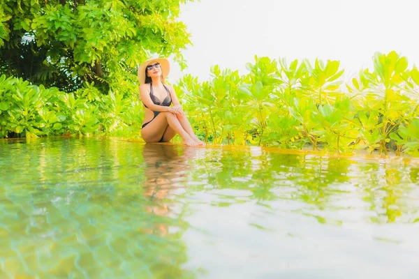 亚洲年轻貌美的女子在酒店度假胜地的游泳池里放松一下 享受休闲度假之旅 — 图库照片