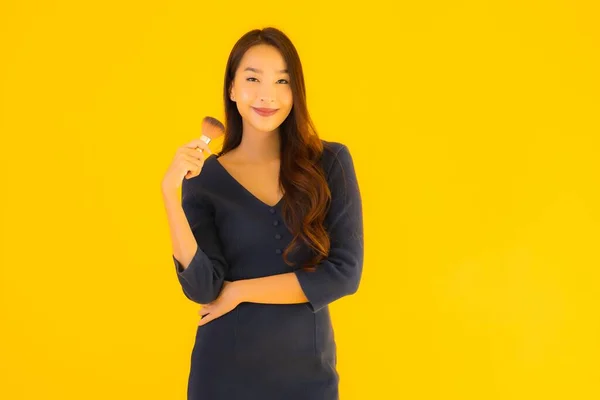 Portrét Krásná Mladá Asijská Žena Make Kartáč Žlutém Izolovaném Pozadí — Stock fotografie