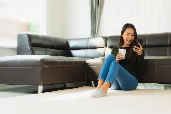 Porträt Schöne Junge Asiatische Frau Verwenden Smartphone Mit Kaffeetasse Mit — Stockfoto