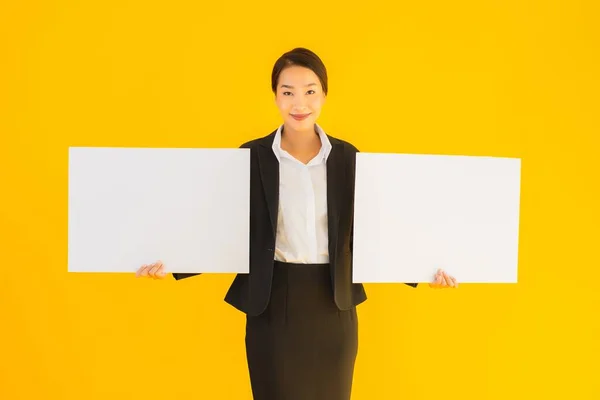 Hermoso Retrato Joven Asiático Mujer Mostrar Vacío Blanco Tablero Amarillo — Foto de Stock