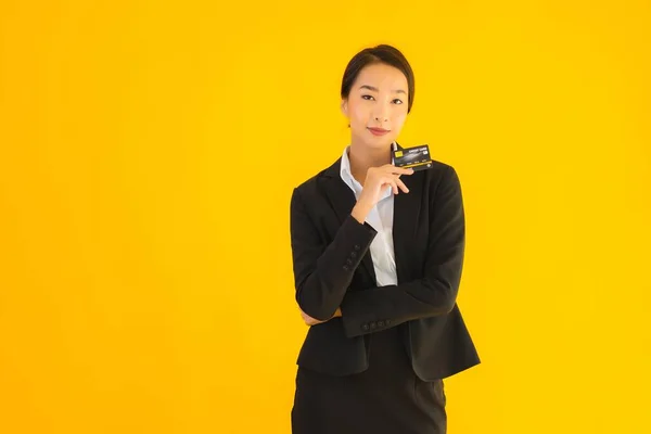 Porträt Schöne Junge Geschäftsfrau Asiatische Frau Mit Kreditkarte Auf Gelbem — Stockfoto