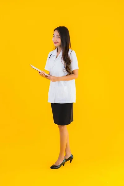 Retrato Bonito Jovem Asiático Médico Mulher Com Vazio Branco Bordo — Fotografia de Stock