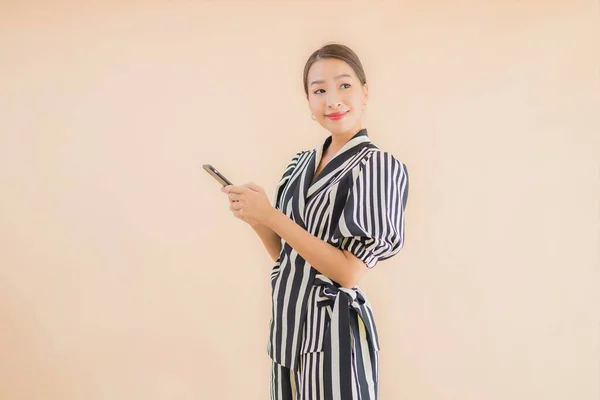 Portrait Belle Jeune Femme Asiatique Avec Téléphone Portable Intelligent Sur — Photo