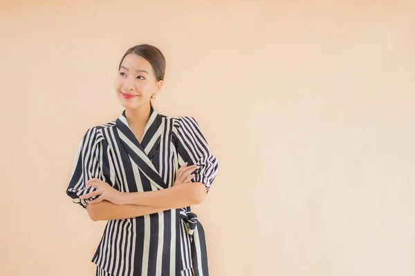 Retrato Hermosa Joven Asiática Mujer Sonrisa Feliz Marrón Aislado Fondo — Foto de Stock