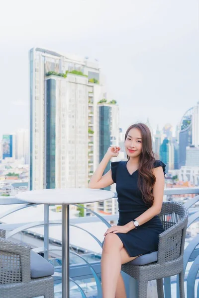 Portrait Beautiful Young Asian Woman Enjoy Cocktails Drink Glass Rooftop — Stock Photo, Image