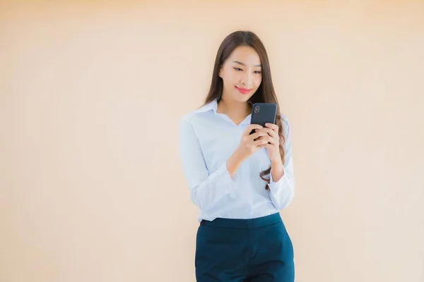 Portrét Krásná Mladá Obchodní Asijská Žena Chytrým Mobilním Telefonem Šálkem — Stock fotografie