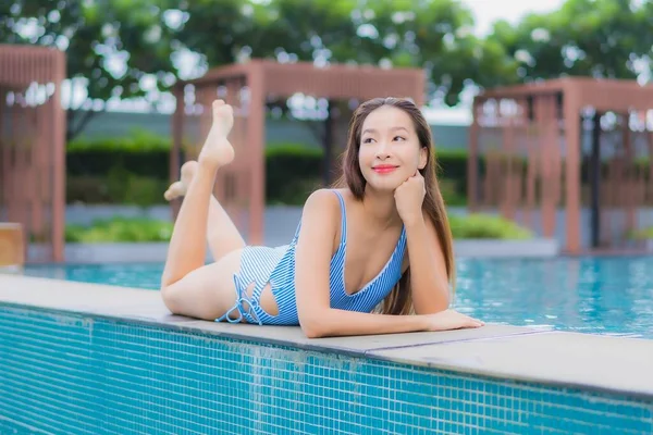 Portrait Belle Jeune Asiatique Femme Relax Sourire Loisirs Autour Piscine — Photo