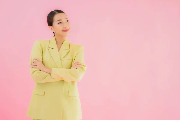 Portrét Krásné Mladé Asijské Obchodní Žena Úsměv Akci Růžovém Pozadí — Stock fotografie