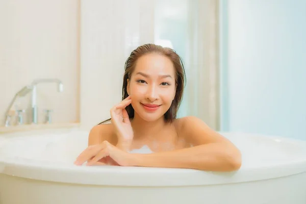 Güzel Bir Asyalı Kadının Portresi Rahatlayın Banyo Içlerindeki Küvette Gülümseyin — Stok fotoğraf