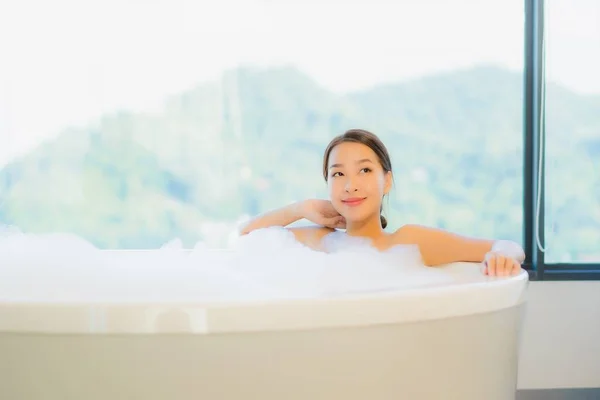 Портрет Красивая Молодая Азиатская Женщина Расслабиться Досуг Насладиться Ванной Ванной — стоковое фото