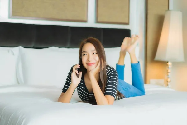Πορτρέτο Όμορφη Νεαρή Ασιατική Γυναίκα Χρησιμοποιούν Έξυπνο Κινητό Τηλέφωνο Στο — Φωτογραφία Αρχείου