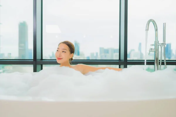 Portrait Belle Jeune Femme Asiatique Relax Sourire Loisirs Dans Baignoire — Photo