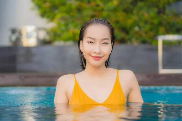 Retrato Bonito Jovem Asiático Mulher Relaxar Sorriso Lazer Redor Piscina — Fotografia de Stock