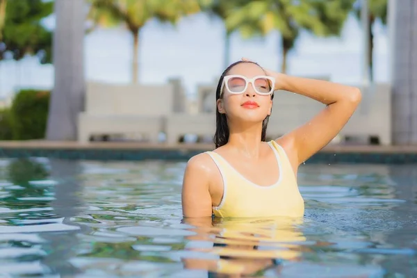 Retrato Bonito Jovem Asiático Mulher Relaxar Sorriso Lazer Redor Piscina — Fotografia de Stock