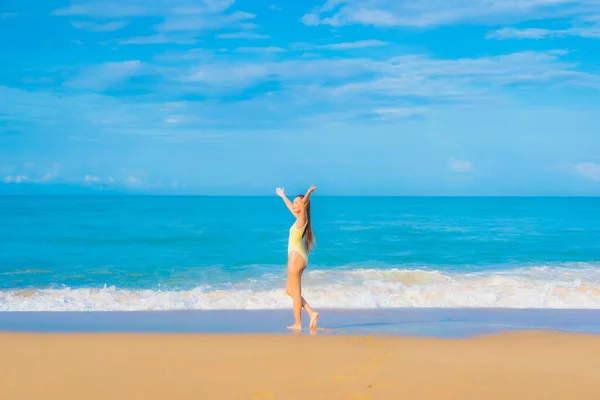 美しい若いアジアの女性は旅行休暇中に屋外熱帯の海のビーチの海の周りの笑顔のレジャーをリラックス — ストック写真