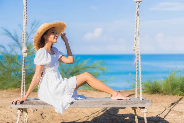 Ritratto Bella Giovane Donna Asiatica Rilassarsi Sorriso Swing Intorno Spiaggia — Foto Stock
