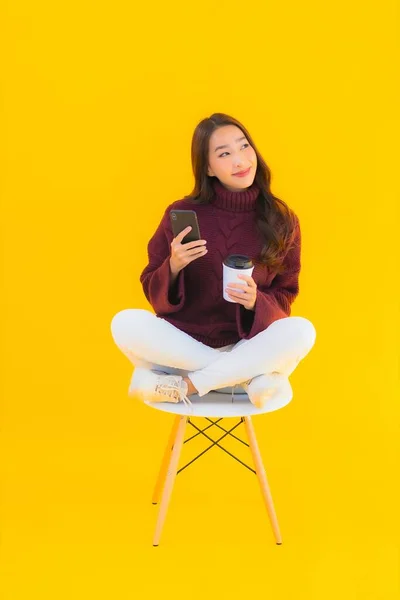 Retrato Bonito Jovem Asiático Mulher Uso Inteligente Celular Cadeira Com — Fotografia de Stock