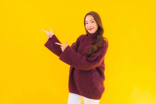 Retrato Hermosa Joven Asiática Mujer Sonrisa Feliz Otra Acción Amarillo —  Fotos de Stock