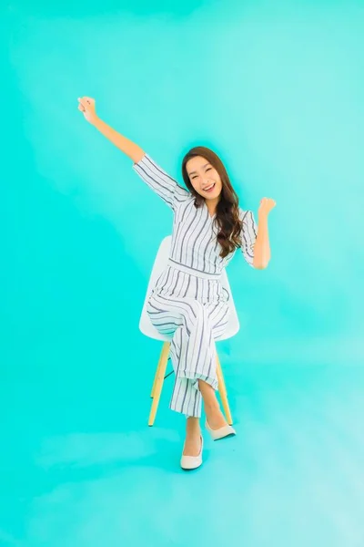 Portret Mooie Jonge Aziatische Vrouw Glimlach Zitten Stoel Met Blauwe — Stockfoto