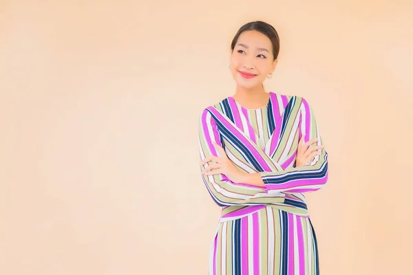 Portret Mooie Jonge Aziatische Vrouw Glimlach Ontspannen Actie Kleur Achtergrond — Stockfoto