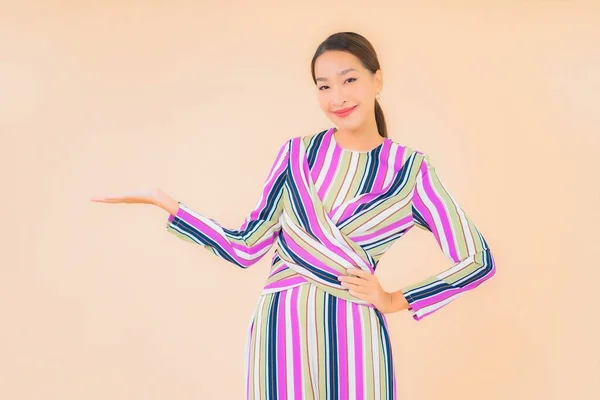 Güzel Asyalı Kadın Gülümsemesi Renkli Arka Planda Rahatla — Stok fotoğraf