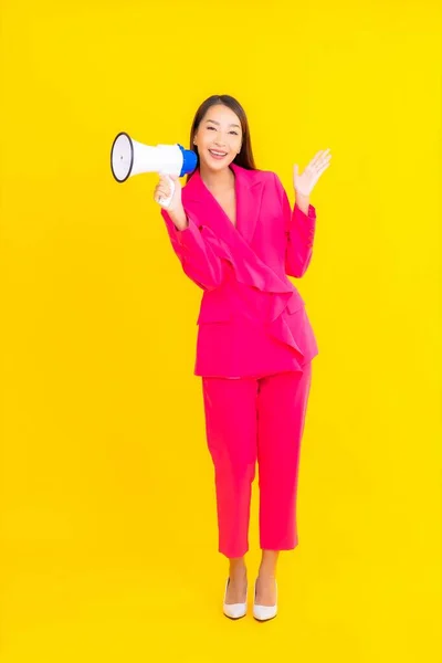 Portret Mooie Jonge Aziatische Vrouw Met Megafoon Voor Communicatie Geel — Stockfoto