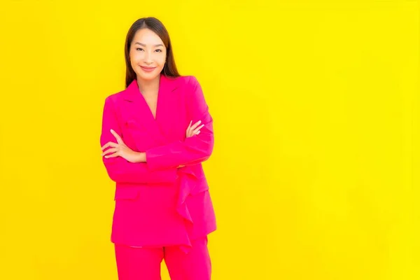 Retrato Hermosa Joven Asiático Mujer Uso Inteligente Móvil Amarillo Color — Foto de Stock
