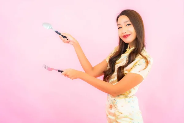 Portret Mooie Jonge Aziatische Vrouw Met Vork Lepel Roze Achtergrond — Stockfoto