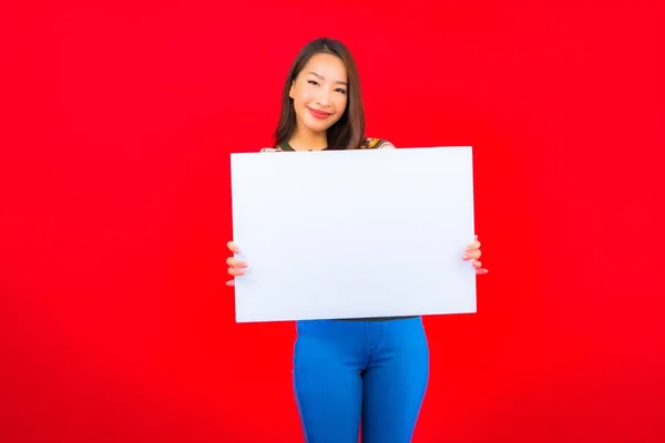 Portret Mooie Jonge Aziatische Vrouw Met Wit Leeg Billboard Rode — Stockfoto