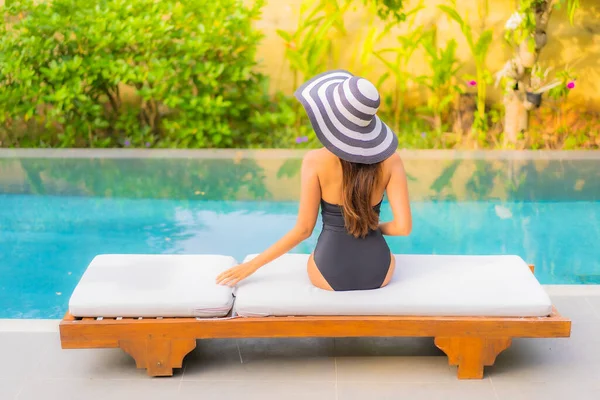 아름다운 아시아 여인은 휴가를 즐기기 위하여 수영장에서 휴식을 즐긴다 — 스톡 사진